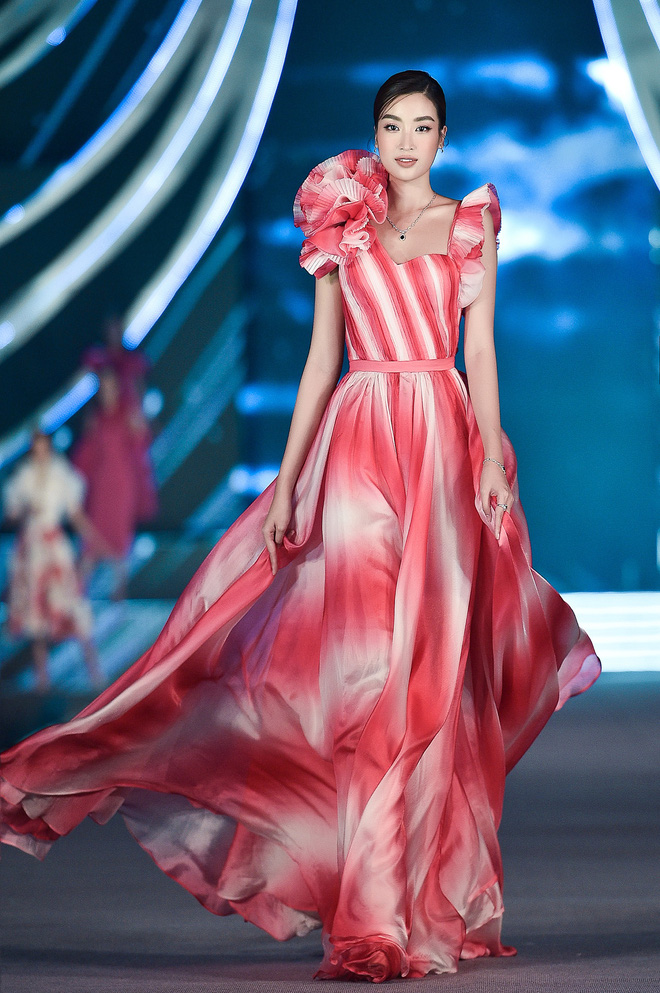 4 hoa hậu xuất hiện lộng lẫy, catwalk đỉnh cao - Ảnh 4. 4 hoa hậu xuất hiện lộng lẫy, catwalk đỉnh cao - Ảnh 4.