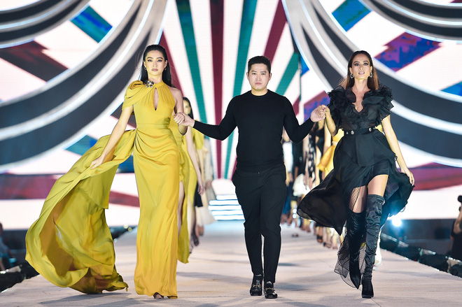 4 hoa hậu xuất hiện lộng lẫy, catwalk đỉnh cao - Ảnh 7. 4 hoa hậu xuất hiện lộng lẫy, catwalk đỉnh cao - Ảnh 7.