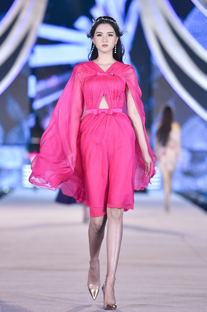 4 hoa hậu xuất hiện lộng lẫy, catwalk đỉnh cao - Ảnh 14. 4 hoa hậu xuất hiện lộng lẫy, catwalk đỉnh cao - Ảnh 14.