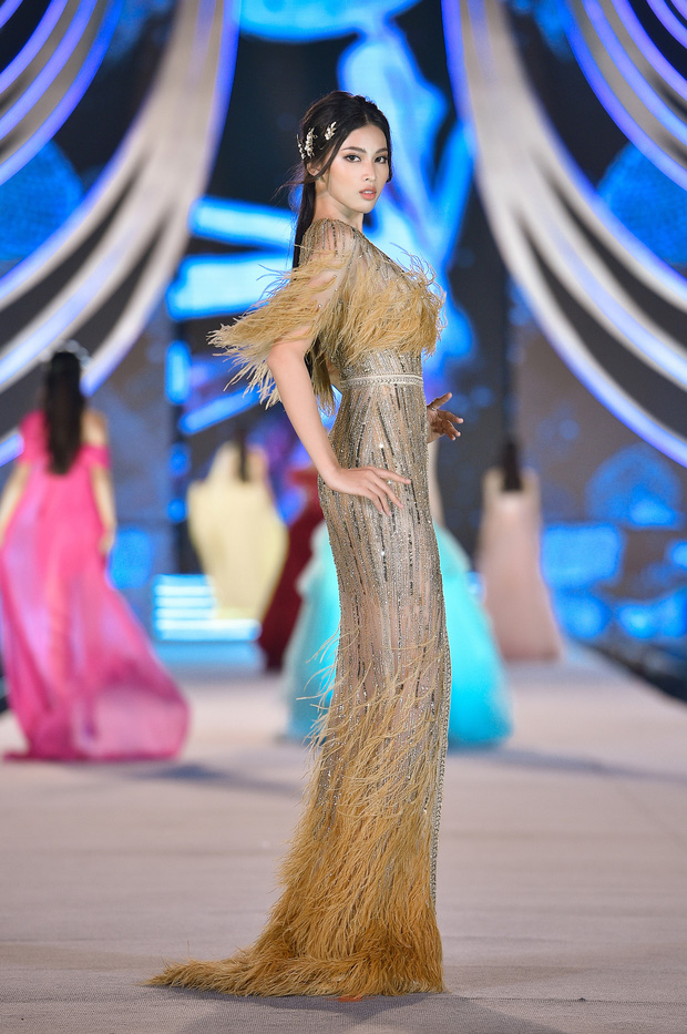 4 hoa hậu xuất hiện lộng lẫy, catwalk đỉnh cao - Ảnh 10. 4 hoa hậu xuất hiện lộng lẫy, catwalk đỉnh cao - Ảnh 10.