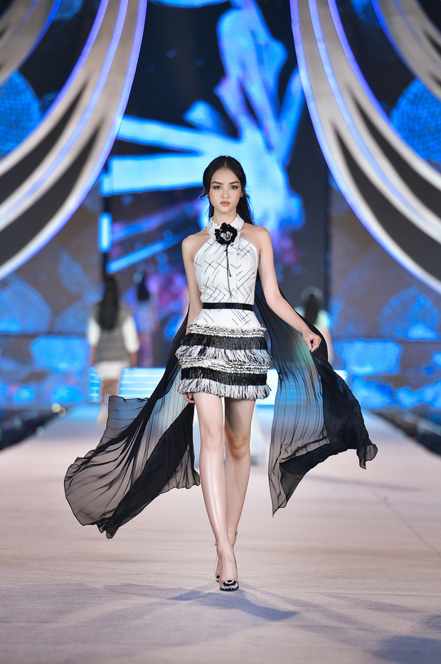 4 hoa hậu xuất hiện lộng lẫy, catwalk đỉnh cao - Ảnh 12. 4 hoa hậu xuất hiện lộng lẫy, catwalk đỉnh cao - Ảnh 12.