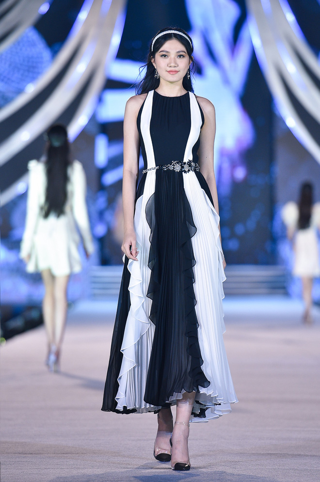 4 hoa hậu xuất hiện lộng lẫy, catwalk đỉnh cao - Ảnh 15. 4 hoa hậu xuất hiện lộng lẫy, catwalk đỉnh cao - Ảnh 15.