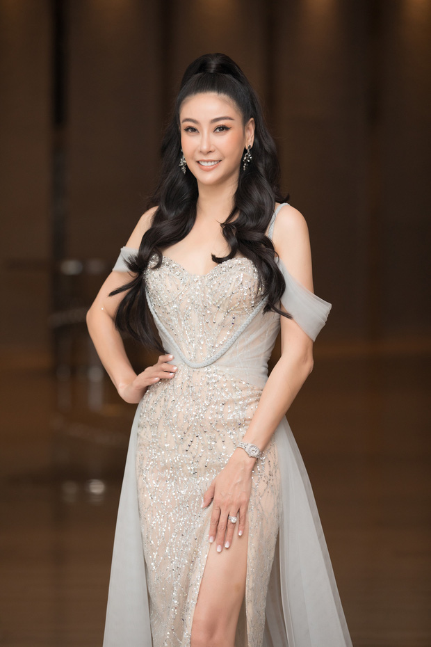 Họp báo Chung kết HHVN 2020: Tiểu Vy đội vương miện, Hoa hậu song Linh sexy đọ sắc bên Thuỵ Vân và quân đoàn Hoa, Á hậu - Ảnh 8.