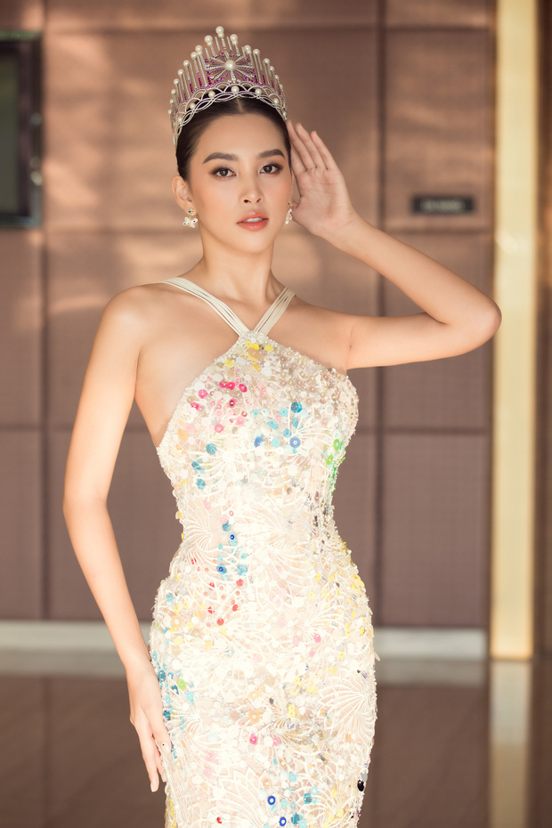 Họp báo Chung kết HHVN 2020: Tiểu Vy đội vương miện, Hoa hậu song Linh sexy đọ sắc bên Thuỵ Vân và quân đoàn Hoa, Á hậu - Ảnh 2.