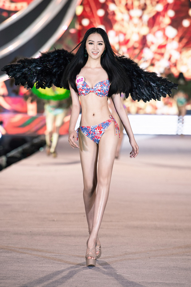 Nóng hừng hực Top 35 HHVN 2020 trình diễn bikini như Victoria’s Secret: Người khoe vòng 1 siêu khủng, kẻ lộ khuyết điểm rõ rệt - Ảnh 9.