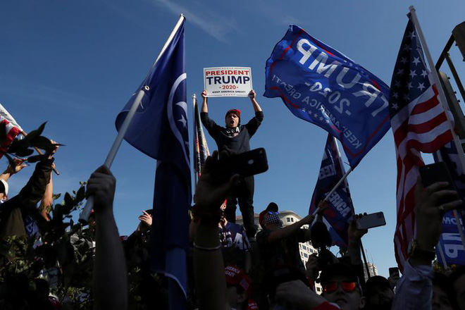 Hàng chục nghìn người biểu tình đổ về Washington, D.C., hô hào thêm 4 năm cho Tổng thống Trump - Ảnh 8.