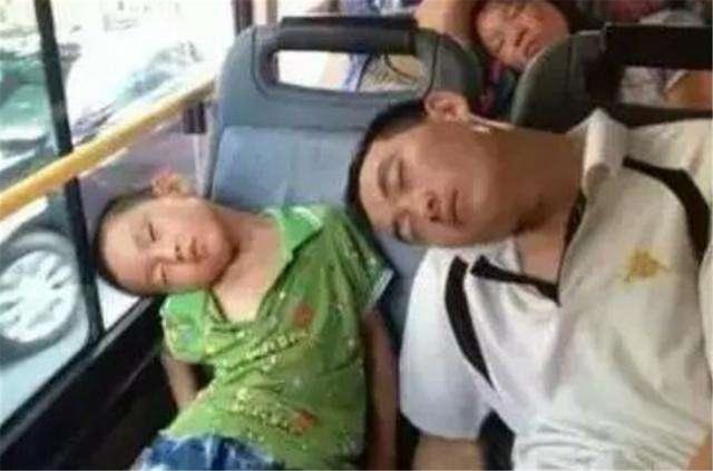 Mẹ và em bé cùng ngủ gật trên xe bus, người xem không khỏi trầm trồ: Đúng là con ruột! - Ảnh 4.