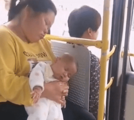 Mẹ và em bé cùng ngủ gật trên xe bus, người xem không khỏi trầm trồ: Đúng là con ruột! - Ảnh 1.