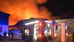 Khói lửa đang bao trùm Công ty gỗ quy mô lớn ở Bình Dương