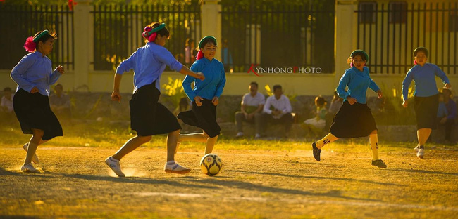 Ngỡ ngàng với vẻ đẹp đầy sức sống của những thiếu nữ dân tộc tham gia giải bóng đá nữ ở Quảng Ninh - Ảnh 1.