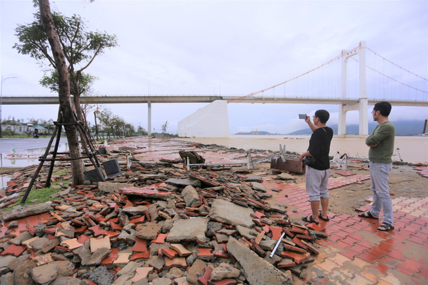 Thiệt hại nặng nề do bão số 13 gây ra tại miền Trung: 18 người bị thương, hơn 1.500 căn nhà bị tốc mái và sập - Ảnh 5.