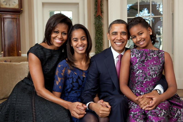 Sau gần 30 năm kết hôn, lần đầu tiên Michelle Obama tiết lộ: “Đã có lúc muốn đẩy chồng ra ngoài cửa sổ” - Ảnh 2.