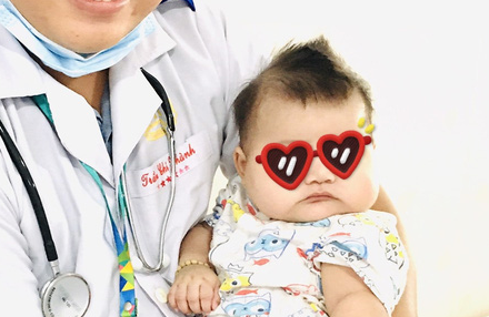 Trắng xinh, bụ bẫm, bé 6 tháng tuổi nhập viện truyền máu gấp vì lý do đau lòng - Ảnh 1.