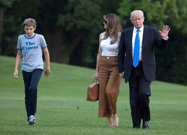 Thói quen thường xuyên của Hoàng tử Nhà Trắng Barron Trump khi đi cùng bố mẹ suốt 4 năm qua mà không mấy ai để ý tới - Ảnh 4.