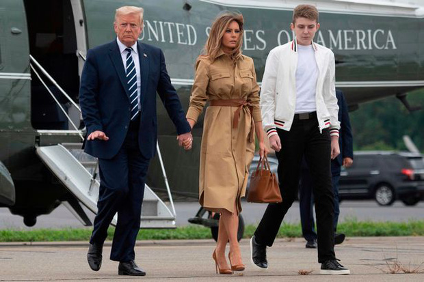 Thói quen thường xuyên của Hoàng tử Nhà Trắng Barron Trump khi đi cùng bố mẹ suốt 4 năm qua mà không mấy ai để ý tới - Ảnh 8.