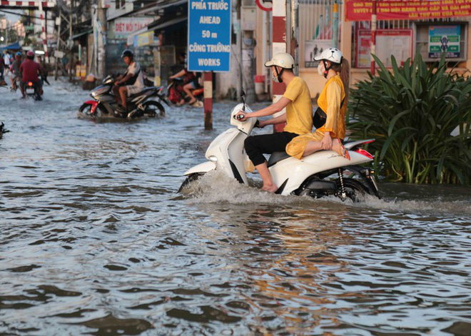 Triều cường dâng cao, đường phố Sài Gòn ngập sâu chiều cuối tuần - Ảnh 10.