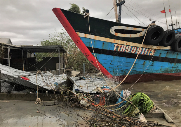 Thiệt hại nặng nề do bão số 13 gây ra tại miền Trung: 18 người bị thương, hơn 1.500 căn nhà bị tốc mái và sập - Ảnh 3.