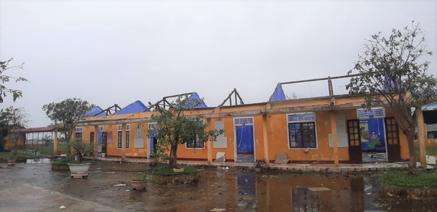 Thiệt hại nặng nề do bão số 13 gây ra tại miền Trung: 18 người bị thương, hơn 1.500 căn nhà bị tốc mái và sập - Ảnh 2.
