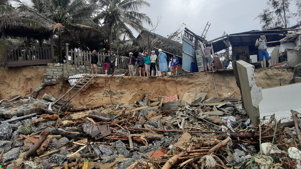 Thiệt hại nặng nề do bão số 13 gây ra tại miền Trung: 18 người bị thương, hơn 1.500 căn nhà bị tốc mái và sập - Ảnh 4.