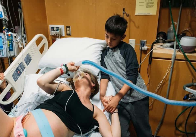 Hình ảnh con trai 9 tuổi vào phòng sinh chứng kiến và giúp đỡ mẹ trong suốt quá trình sinh thường gây xúc động mạnh - Ảnh 2.