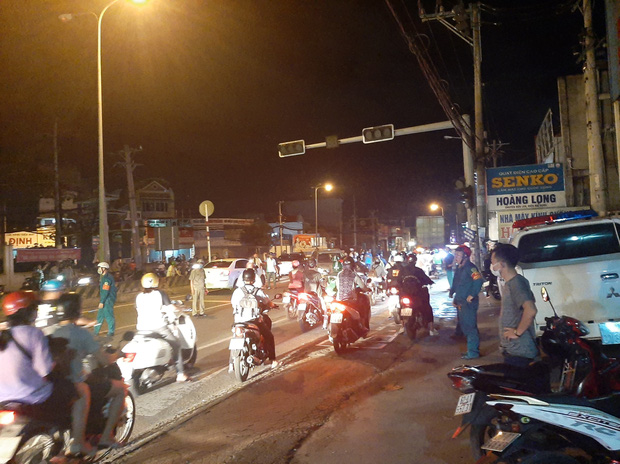 TP.HCM: Ô tô tông cả chục xe máy đang dừng đèn đỏ, nhiều người bị thương nằm la liệt trên đường - Ảnh 4.