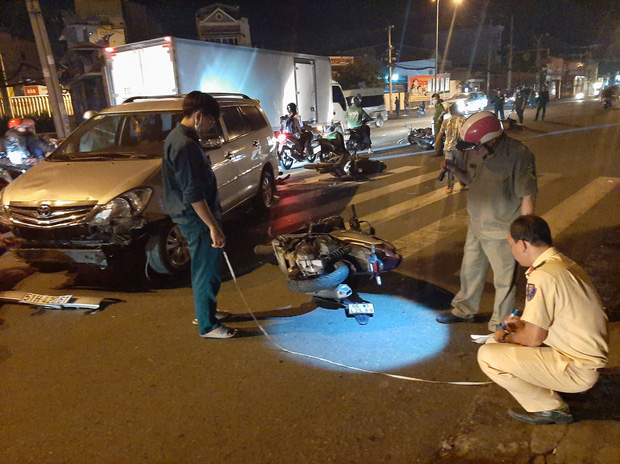 TP.HCM: Ô tô tông cả chục xe máy đang dừng đèn đỏ, nhiều người bị thương nằm la liệt trên đường - Ảnh 2.