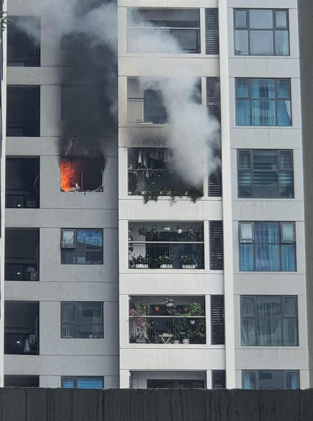 Hà Nội: Cháy lớn căn hộ chung cư tại Hồ Tùng Mậu, hàng trăm người dân tháo chạy - Ảnh 2.