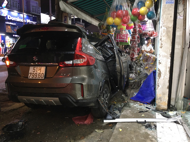 Ô tô điên tông nhiều xe máy trên đường phố Sài Gòn rồi lao vào nhà dân - Ảnh 1.