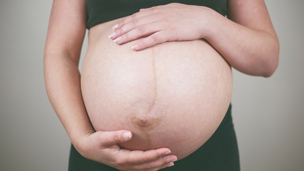 Đau 7 tiếng, người phụ nữ vỡ ối, bác sĩ sốc khi người mẹ mang song thai sinh được 1 túi cứng như hóa thạch, sau đó chỉ có 1 em bé khỏe mạnh chào đời - Ảnh 1.