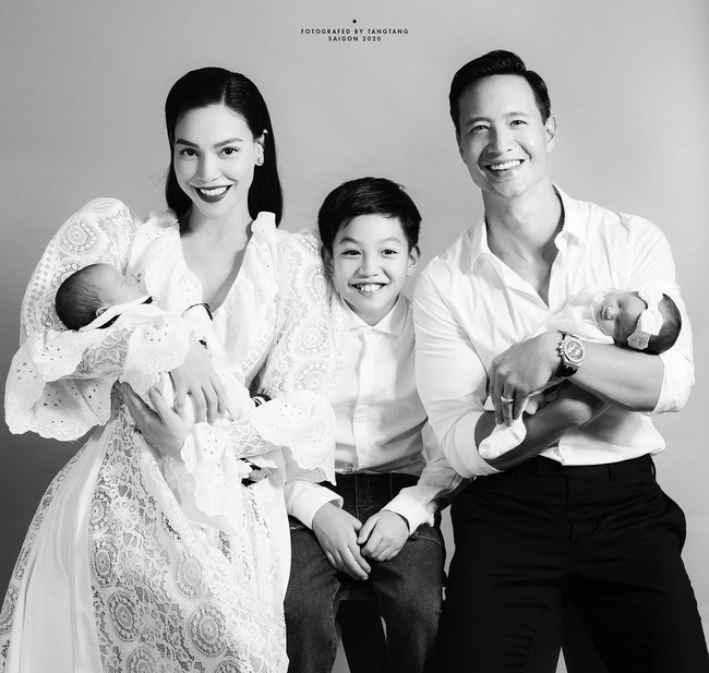 Hồ Ngọc Hà lần đầu tung ảnh gia đình 5 người, chính thức công khai gương mặt cặp song sinh - Ảnh 3.