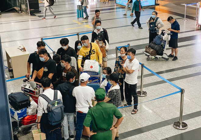 Khổ như hành khách ở Tân Sơn Nhất: Đội nắng mang vác hành lý ra đường đón xe công nghệ - Ảnh 1.
