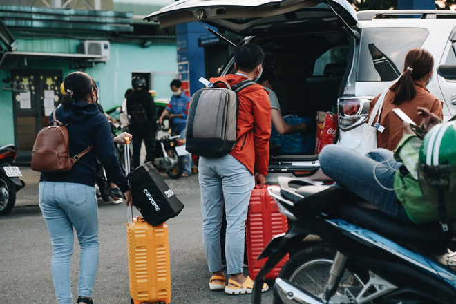 Khổ như hành khách ở Tân Sơn Nhất: Đội nắng mang vác hành lý ra đường đón xe công nghệ - Ảnh 11.