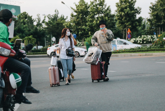 Khổ như hành khách ở Tân Sơn Nhất: Đội nắng mang vác hành lý ra đường đón xe công nghệ - Ảnh 15.