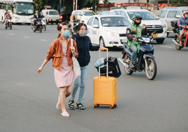 Khổ như hành khách ở Tân Sơn Nhất: Đội nắng mang vác hành lý ra đường đón xe công nghệ - Ảnh 16.