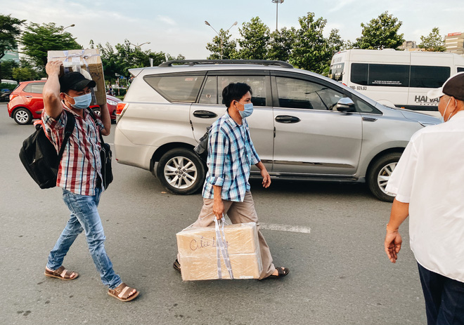 Khổ như hành khách ở Tân Sơn Nhất: Đội nắng mang vác hành lý ra đường đón xe công nghệ - Ảnh 8.