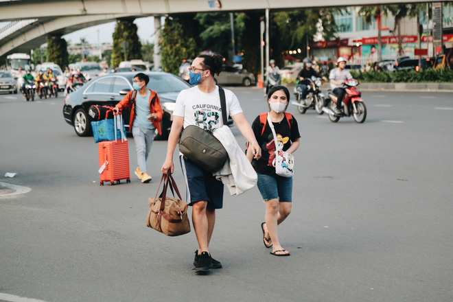 Khổ như hành khách ở Tân Sơn Nhất: Đội nắng mang vác hành lý ra đường đón xe công nghệ - Ảnh 9.