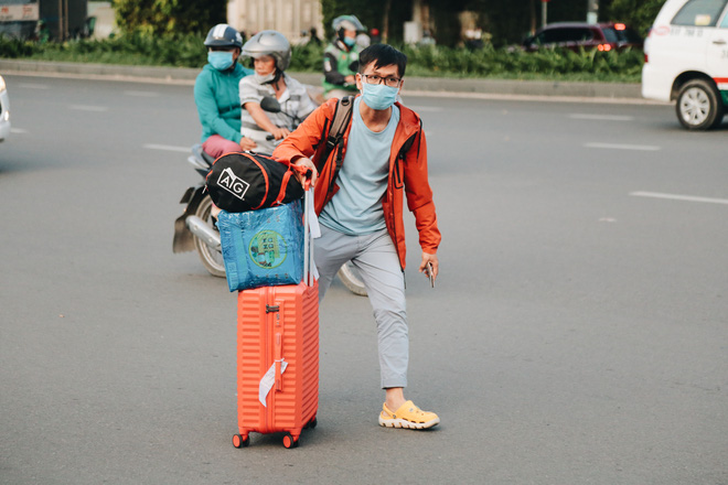 Khổ như hành khách ở Tân Sơn Nhất: Đội nắng mang vác hành lý ra đường đón xe công nghệ - Ảnh 10.