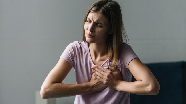 Một tháng trước cơn đau tim, cơ thể sẽ cảnh báo sớm 8 dấu hiệu dễ nhầm lẫn bạn không được bỏ qua.  - Ảnh 4.