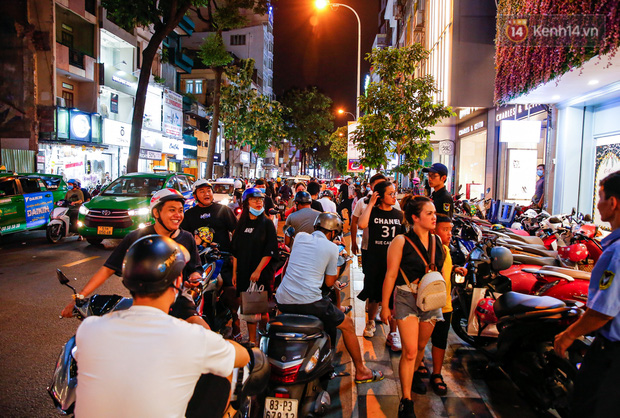 22h khuya nhưng người Sài Gòn vẫn tấp nập săn sale, tranh thủ hốt những món đồ ưng ý trước khi kết thúc ngày Black Friday - Ảnh 1.