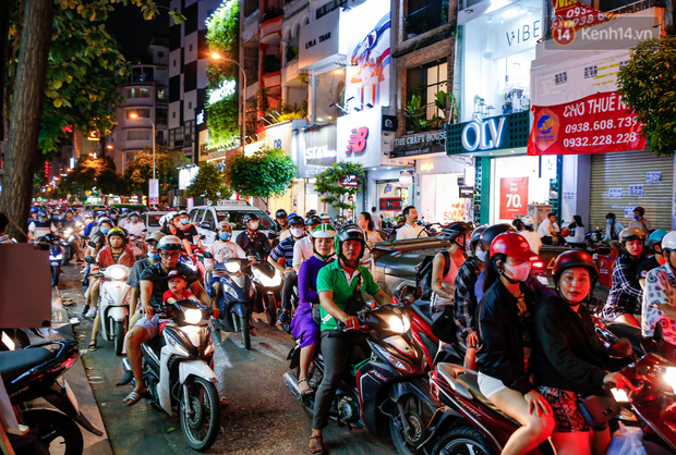 22h khuya nhưng người Sài Gòn vẫn tấp nập săn sale, tranh thủ hốt những món đồ ưng ý trước khi kết thúc ngày Black Friday - Ảnh 2.