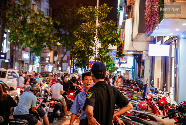 22h khuya nhưng người Sài Gòn vẫn tấp nập săn sale, tranh thủ hốt những món đồ ưng ý trước khi kết thúc ngày Black Friday - Ảnh 7.