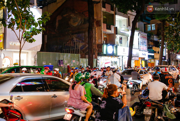 22h khuya nhưng người Sài Gòn vẫn tấp nập săn sale, tranh thủ hốt những món đồ ưng ý trước khi kết thúc ngày Black Friday - Ảnh 5.