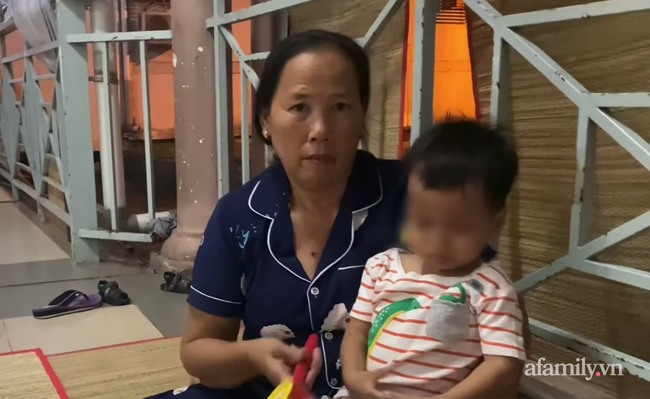 Bà ngoại bé 3 tuổi nguy kịch sau khi bị mẹ ruột đánh ở TP.HCM xin cộng đồng tha thứ cho con gái - Ảnh 1.