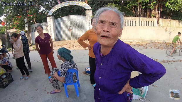 Bà hàng xóm ngóng Đỗ Thị Hà về làng từng ngày, vui quá nhầm một phát từ Hoa Hậu Việt Nam sang... nhất thế giới - Ảnh 2.