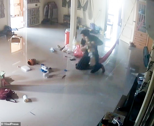 Nằm xem điện thoại để con trai 1 tuổi bò trên sàn nhà, bà mẹ cứu con thoát khỏi 
