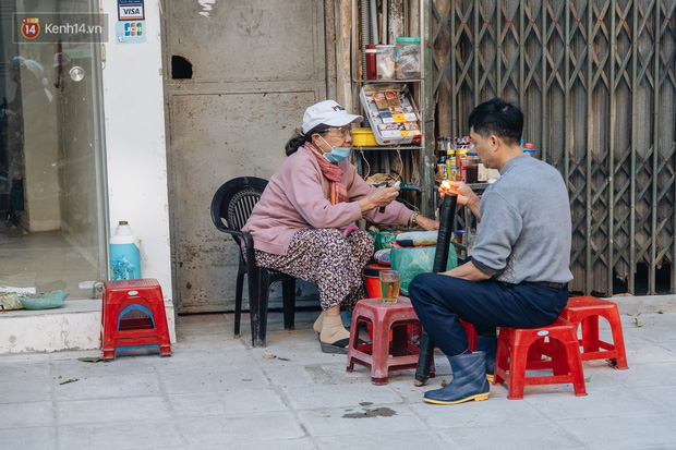 Ảnh: Hà Nội sáng đầu tuần rét lạnh dù có nắng, người dân trang bị áo ấm ra đường - Ảnh 5.