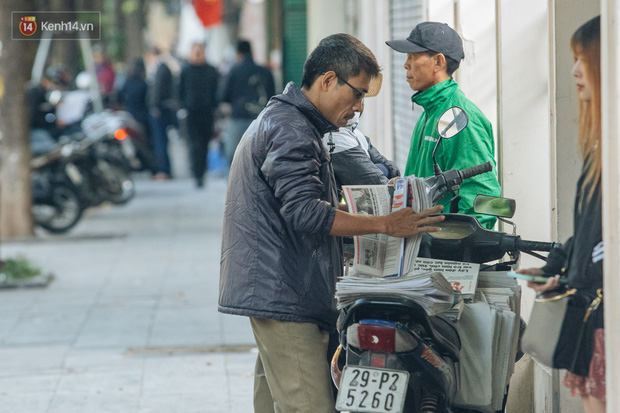 Ảnh: Hà Nội sáng đầu tuần rét lạnh dù có nắng, người dân trang bị áo ấm ra đường - Ảnh 14.