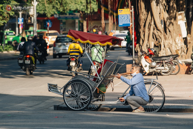 Ảnh: Hà Nội sáng đầu tuần rét lạnh dù có nắng, người dân trang bị áo ấm ra đường - Ảnh 9.