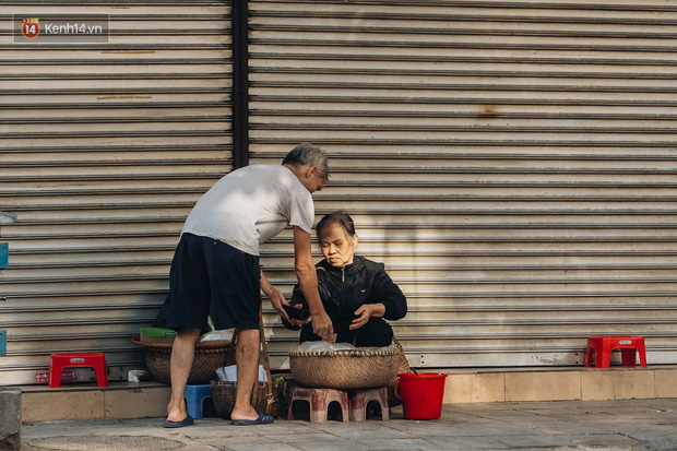 Ảnh: Hà Nội sáng đầu tuần rét lạnh dù có nắng, người dân trang bị áo ấm ra đường - Ảnh 10.