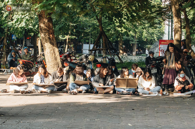 Ảnh: Hà Nội sáng đầu tuần rét lạnh dù có nắng, người dân trang bị áo ấm ra đường - Ảnh 15.